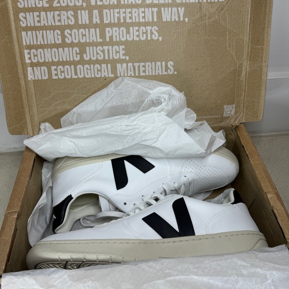 NIB VEJA V-10 Men’s Lace Up Sneakers in White/Black - Size 11.5 - Picture 8 of 9
